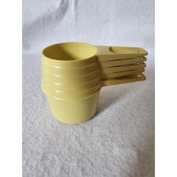 Vtg Tupperware Complete Set of 5 Yellow Nesting Measuring Cups 1/4 to 3/4 Cup - Picture 1 of 6